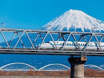 Japans goldene Route (nur Landprogramm) - Shinkansen-Superexpress vor dem Berg Fuji-san
