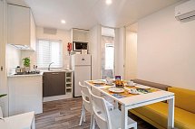 Jesolo Family Resort - Wohnbeispiel Mobilheim Lodge Superior Maxi (Zimmercodierung CB2)
