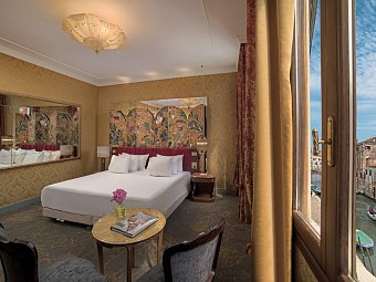 NH Collection Venezia Grand Hotel Palazzo dei Dogi - Wohnbeispiel Dreibettzimmer Premium mit Kanalblick (Zimmercodierung TS2)