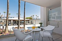 Hipotels Barrosa Park (Hipotels La Barrosa Complex) - Terrassenbeispiel Familienzimmer mit Küche (Zimmercodierung FB2)