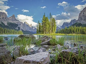 Traumroute durch die Rocky Mountains - Spirit Island im Maligne Lake