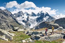Via Albula & Bernina: Alpenwandern mit Zugerlebnis - Wanderer vor dem Piz Bernina