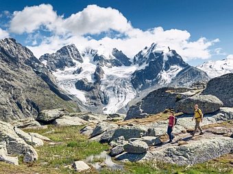 Via Albula & Bernina: Alpenwandern mit Zugerlebnis - Wanderer vor dem Piz Bernina