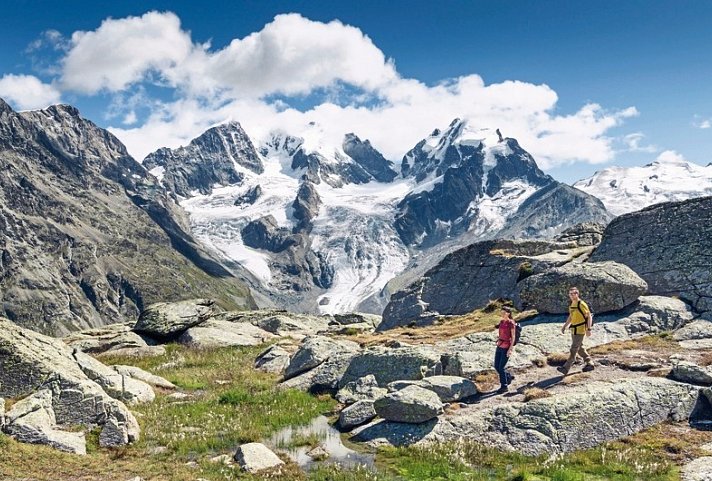 Via Albula & Bernina: Alpenwandern mit Zugerlebnis - Wanderer vor dem Piz Bernina
