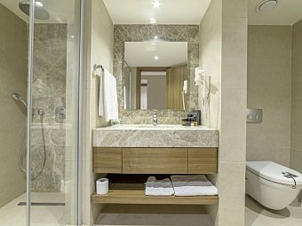 Ramada Hotel & Suites by Wyndham Kusadasi - Beispiel Bad Doppelzimmer Superior (Zimmercodierungen DSN, DCN, DSM & DCM)