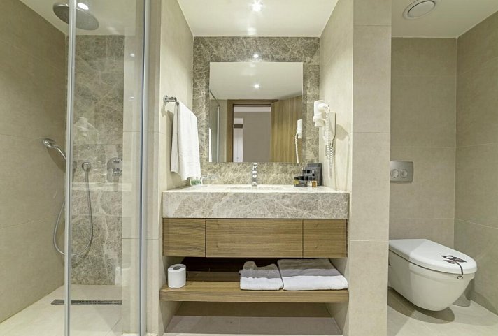 Ramada Hotel & Suites by Wyndham Kusadasi - Beispiel Bad Doppelzimmer Superior (Zimmercodierungen DSN, DCN, DSM & DCM)