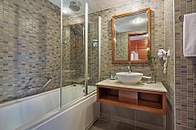 Pine Bay Holiday Resort - Beispiel Bad Doppelzimmer (Zimmercodierungen DBL, DBM, DCM & DSM)
