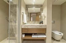 Ramada Resort Kusadasi & Golf - Beispiel Bad Doppelzimmer Superior seitl. Meerblick (Zimmercodierungen DSN & DCN)