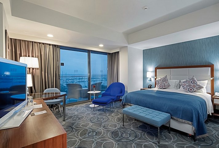 Double Tree by Hilton Kusadasi - Wohnbeispiel Doppelzimmer Deluxe Marine-Blick (Zimmercodierungen DD1, DBM & DCM)