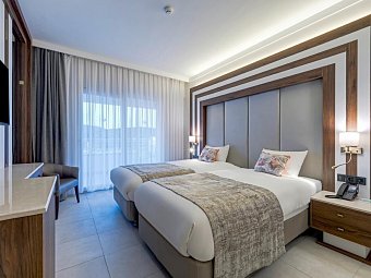 Batihan Beach Resort - Wohnbeispiel Doppelzimmer Select seitl. Meerblick (Zimmercodierung DNN)