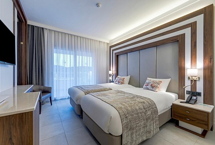 Batihan Beach Resort - Wohnbeispiel Doppelzimmer Select seitl. Meerblick (Zimmercodierung DNN)