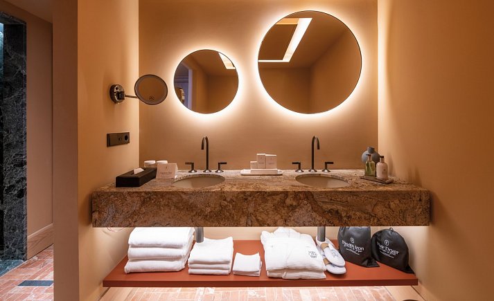 El Fuerte Marbella - Badbeispiel Doppelzimmer frontaler Meerblick Typ Selected (Zimmercodierung DBO)