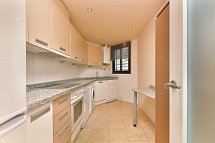 Olée Nerja Holiday Rentals - Küchenbeispiel Appartement 2 Schlafzimmer (Zimmercodierungen OBN & OBM)