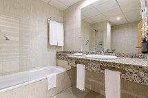 Best Benalmádena - Badbeispiel Doppelzimmer seitl. Meerblick (Zimmercodierung DBN)