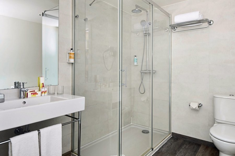 Sol Príncipe - Badbeispiel Familienzimmer (Zimmercodierungen FB1, FB2, J1P & J2P)