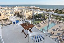 Hotel Alay - Balkonbeispiel Juniorsuite seitlicher Meerblick (Zimmercodierung JBN)