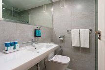 Hotel Costa Málaga by Pierre & Vacances (adults recommended) - Badbeispiel Doppelzimmer (Zimmercodierungen DB1, D1P, D1M, DS1 & JB1)