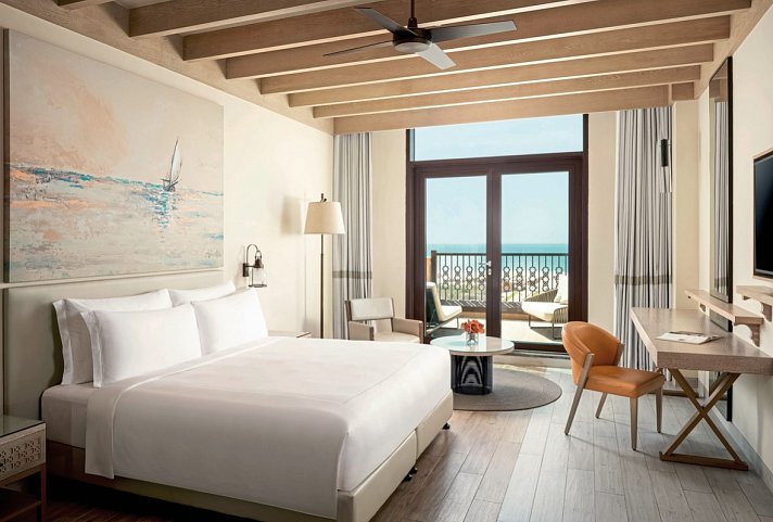 Saadiyat Rotana Resort & Villas - Wohnbeispiel Sea view room with balcony (Zimmercodierung DBM)