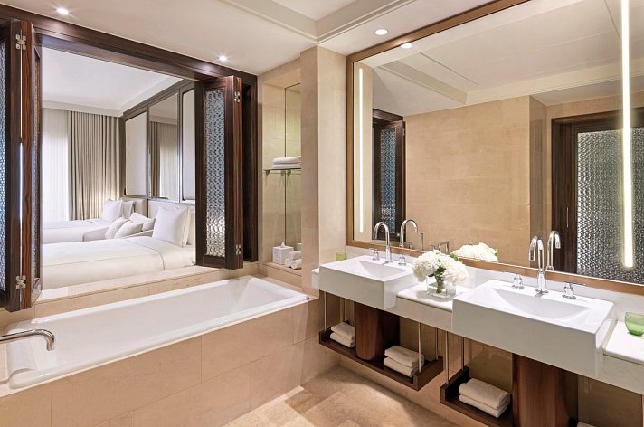 The Ritz-Carlton Abu Dhabi, Grand Canal