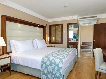 Ramada Plaza Hotel - Wohnbeispiel Doppelzimmer mit Stadtblick (Zimmercodierungen DB1 & DC1)