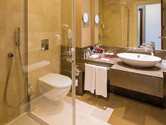 Ramada Plaza Hotel - Beispiel Bad