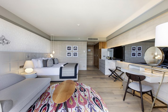 Acanthus & Cennet Barut Collection