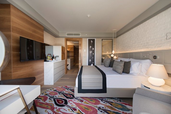 Acanthus & Cennet Barut Collection