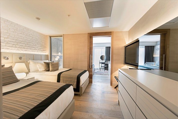 Acanthus & Cennet Barut Collection