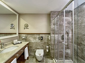 Aska Lara Resort & Spa - Beispiel Bad Doppelzimmer (Zimmercodierungen DEL, DBL, DCL, DBP & DBM)