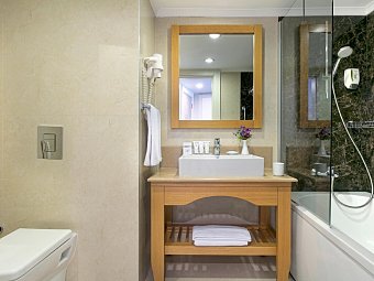 Limak Arcadia Sport Resort - Beispiel Bad Doppelzimmer Economy (Zimmercodierung DE1)