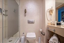 Pine Beach Belek - Beispiel Bad Doppelzimmer Gartenblick (Zimmercodierung DBG)