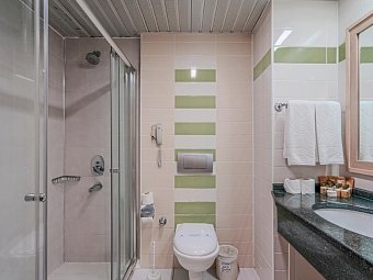 Süral Resort - Beispiel Bad Doppelzimmer (Zimmercodierungen DEL, DCL, DBN & DCN)