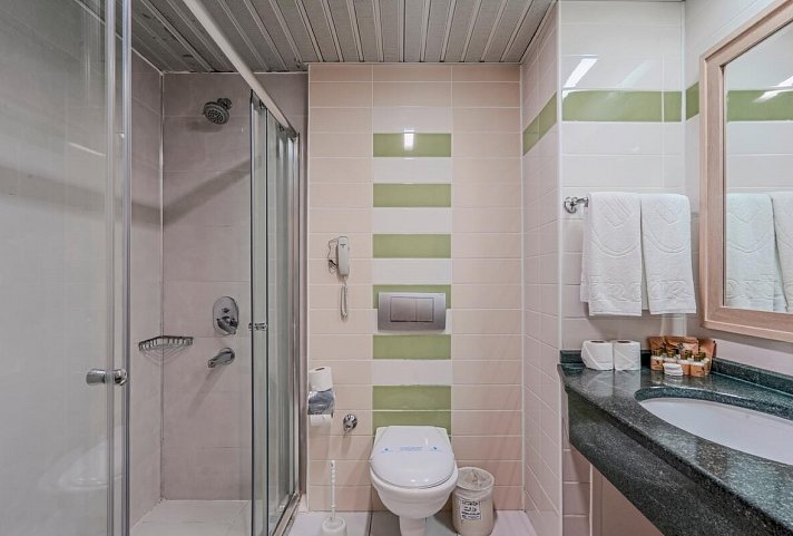 Süral Resort - Beispiel Bad Doppelzimmer (Zimmercodierungen DEL, DCL, DBN & DCN)