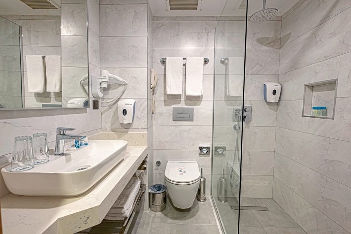Alba Resort - Beispiel Bad (Zimmercodierungen D1L, DCL, DBM, FDL, FBL & DE1)