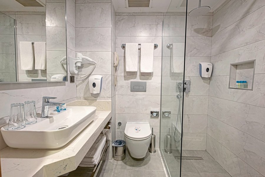 Alba Resort - Beispiel Bad (Zimmercodierungen D1L, DCL, DBM, FDL, FBL & DE1)