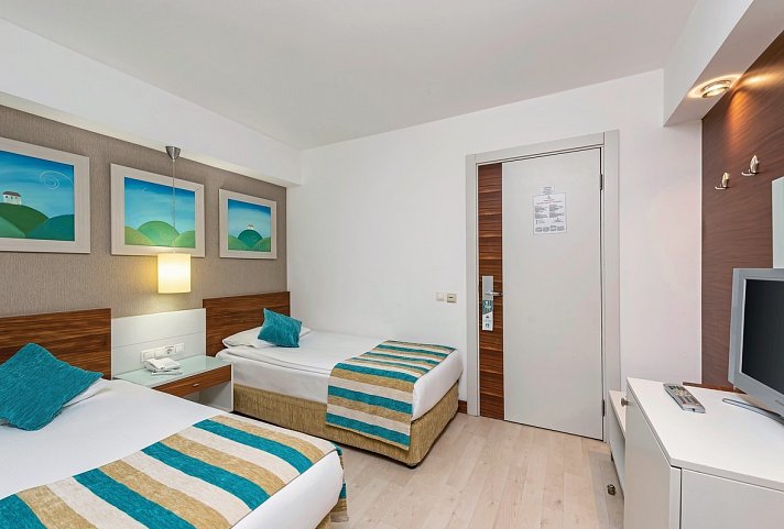 Sunis Evren Beach Resort Hotel & SPA - Wohnbeispiel Familienzimmer seitl. Meerblick (Zimmercodierung FBN)