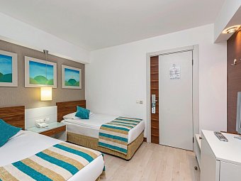Sunis Evren Beach Resort Hotel & SPA - Wohnbeispiel Familienzimmer seitl. Meerblick (Zimmercodierung FBN)