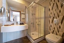 Selectum Family Resort Side - Beispiel Bad Zimmer Lake House (Zimmercodierungen FBQ & WBQ)