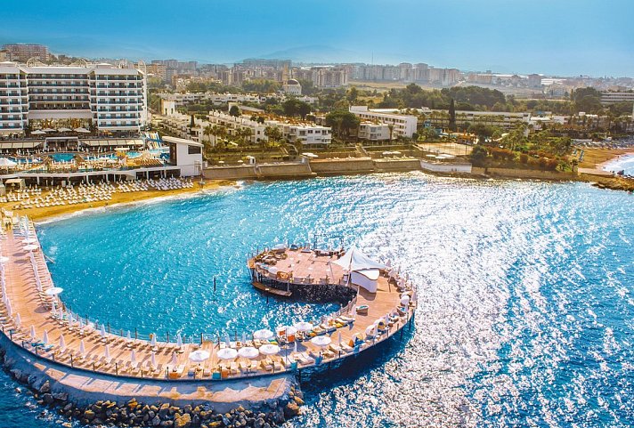 Azura Deluxe Resort & Spa Hotel