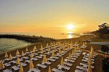 Azura Deluxe Resort & Spa Hotel