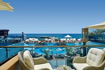 Azura Deluxe Resort & Spa Hotel