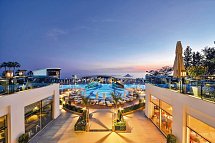 Azura Deluxe Resort & Spa Hotel