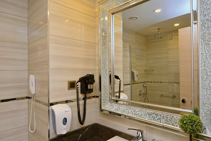 Azura Deluxe Resort & Spa Hotel
