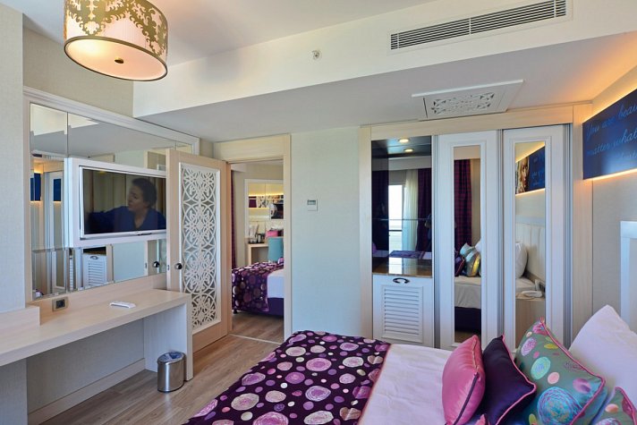 Azura Deluxe Resort & Spa Hotel