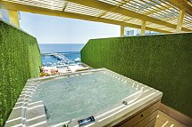Azura Deluxe Resort & Spa Hotel - Beispiel Terrasse Doppelzimmer Superior Meerblick (Zimmercodierung DSM)