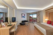 Delphin Deluxe Resort - Wohnbeispiel Familienzimmer seitl. Meerblick (Zimmercodierung FBN)