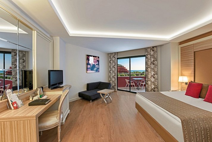 Delphin Deluxe Resort - Wohnbeispiel Familienzimmer seitl. Meerblick (Zimmercodierung FBN)
