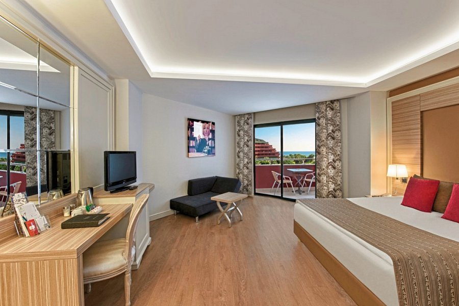 Delphin Deluxe Resort - Wohnbeispiel Familienzimmer seitl. Meerblick (Zimmercodierung FBN)