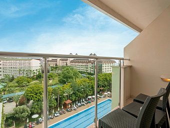 Telatiye Resort - Beispiel Balkon Doppelzimmer Superior seitl. Meerblick (Zimmercodierungen DSN, DCN & DQN)
