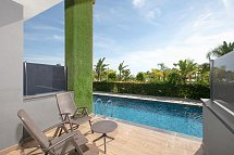Mylome Luxury Hotel & Resort - Beispiel Terrase Familienzimmer Swim-Up (Zimmercodierung FBQ)